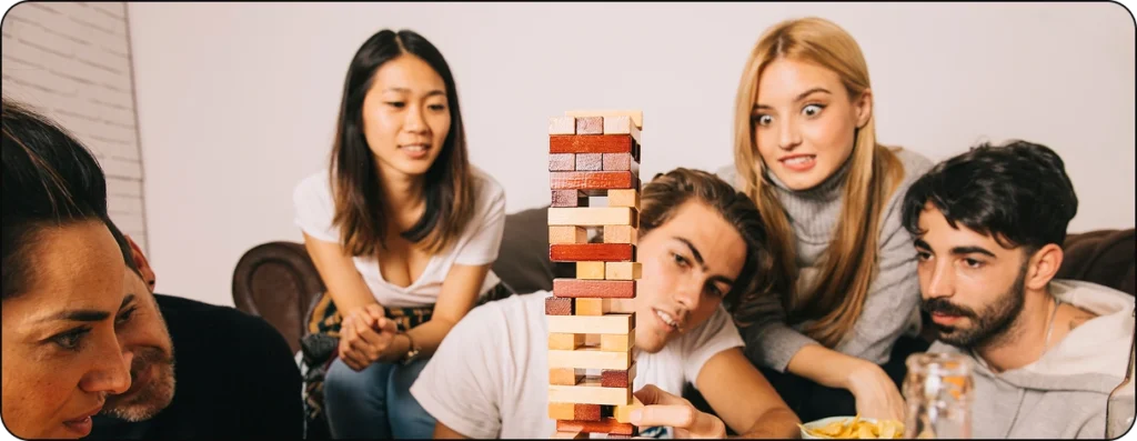 Amici sorridenti riuniti attorno a un tavolo per una partita di gruppo