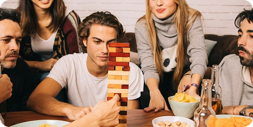 Amici che trascorrono una serata insieme giocando a carte e giochi da tavolo