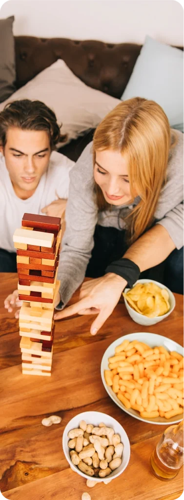 Gruppo di amici che si diverte durante una serata di giochi da tavolo